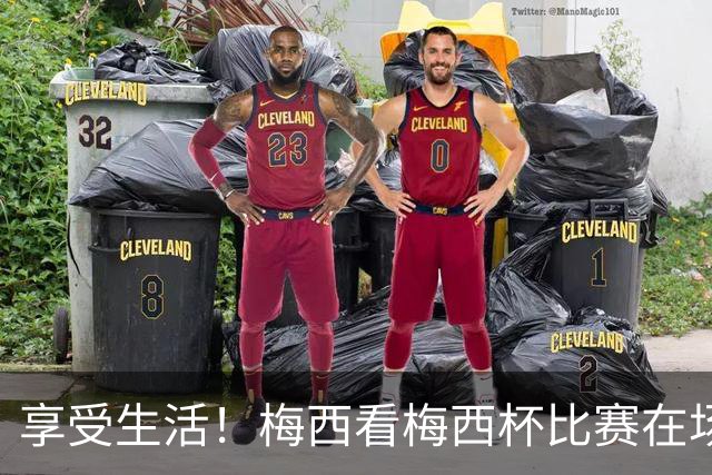 享受生活！梅西看梅西杯比赛在场边大笑，帽子还被风刮掉了